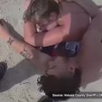 Polícia prende casal bêbado que dormiu em praia e perdeu os filhos (Reprodução/Record News - 27.03.2024)